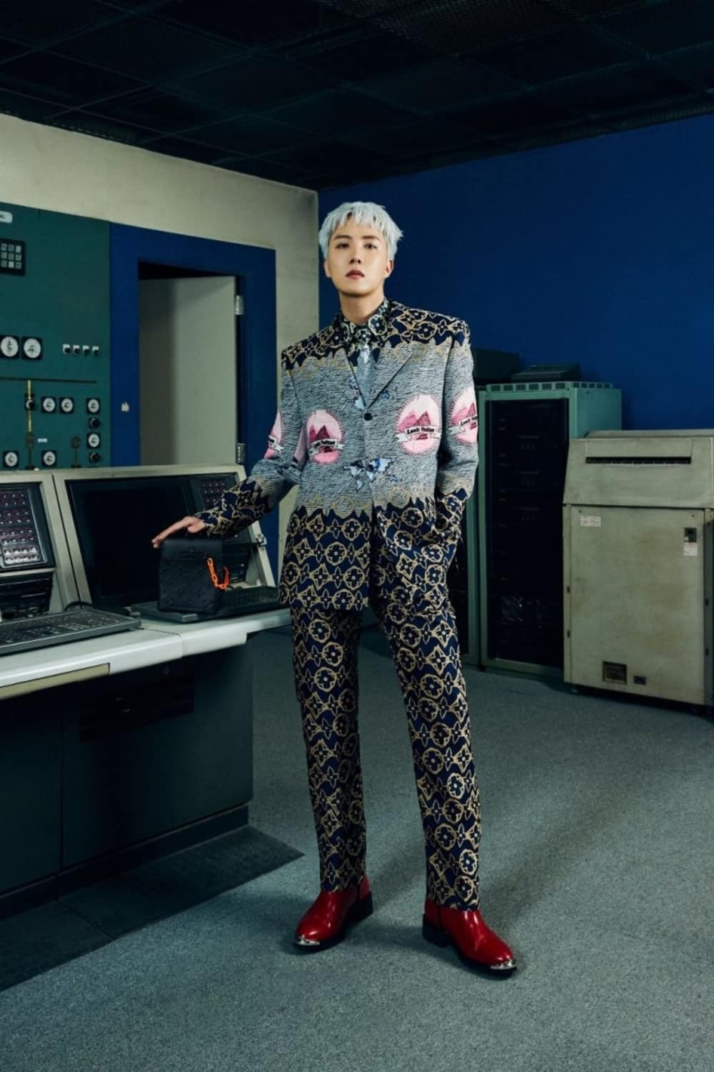 Promosikan Hajat Louis Vuitton, J-Hope BTS Pamer Baju Rp 160 Juta: Udah  Bisa Buat Umroh! - Pop