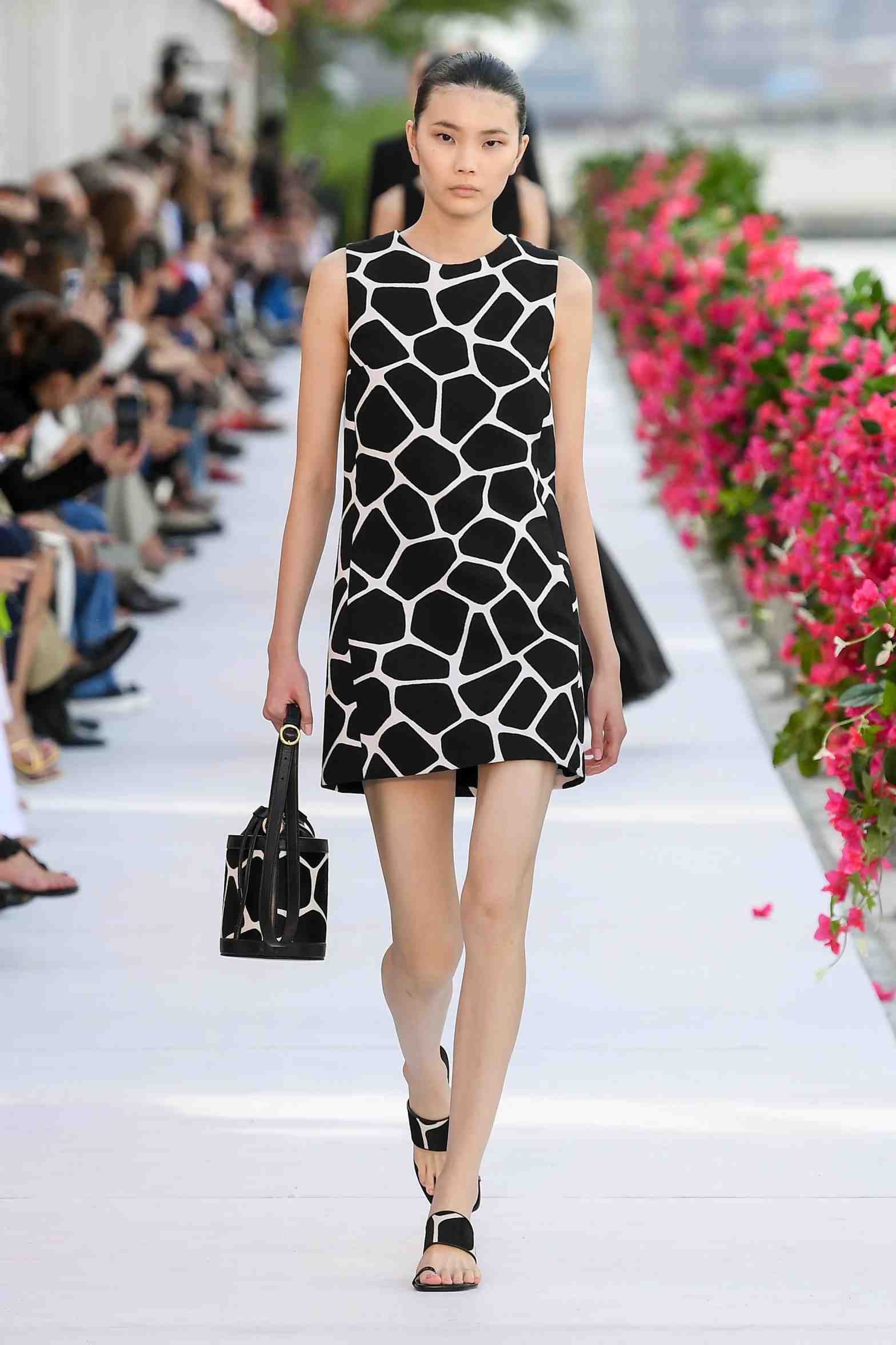 Simak Detail Menarik Fashion Show Michael Kors S S 2024   SS24 LOOK 50 