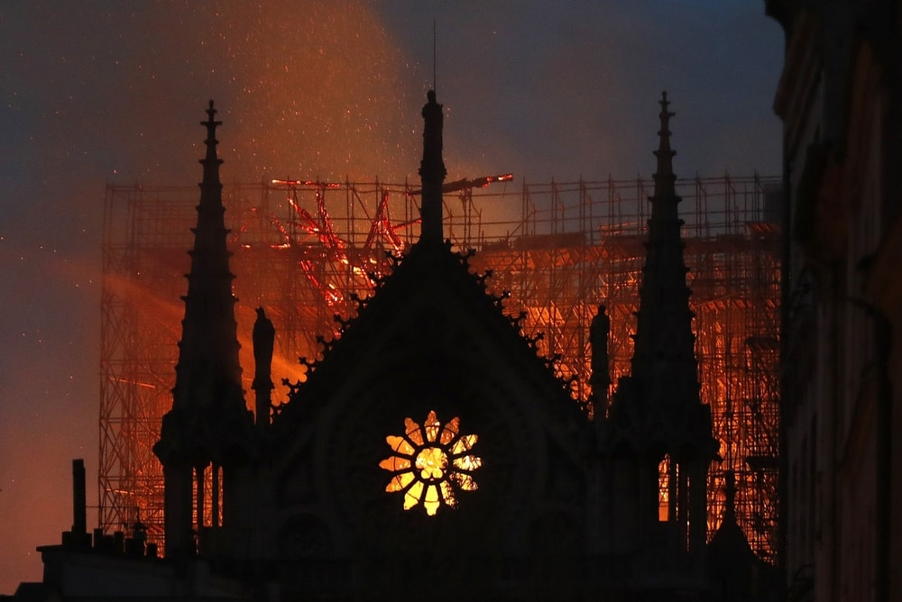 katedral-notre-dame-di-paris-terbakar