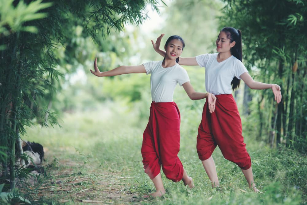 Юные тайцы. Танцы в Таиланде. Тайланд танцы. Культура Таиланда. Танцы Тайланд девушки.